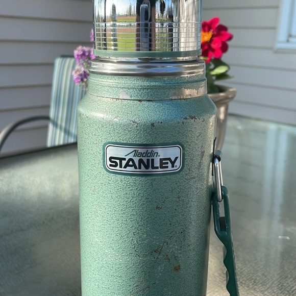 Vintage Stanley Aladdin thermos. Green with handle. Chrome lid and base. Quart - Picture 13 of 16